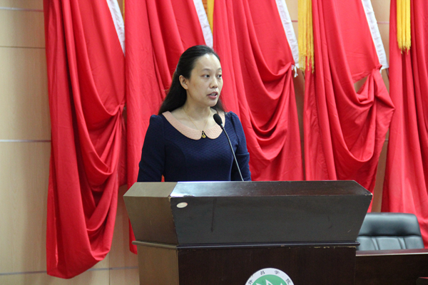 教师代表刘丹丹发言